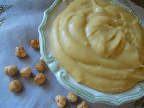 Questa crema è davvero deliziosa, ottima per farcire delle torte ma è talmente buona che anche servita così nei bicchierini fa la sua figura. Crema pasticcera alla nocciola, ricetta dolce