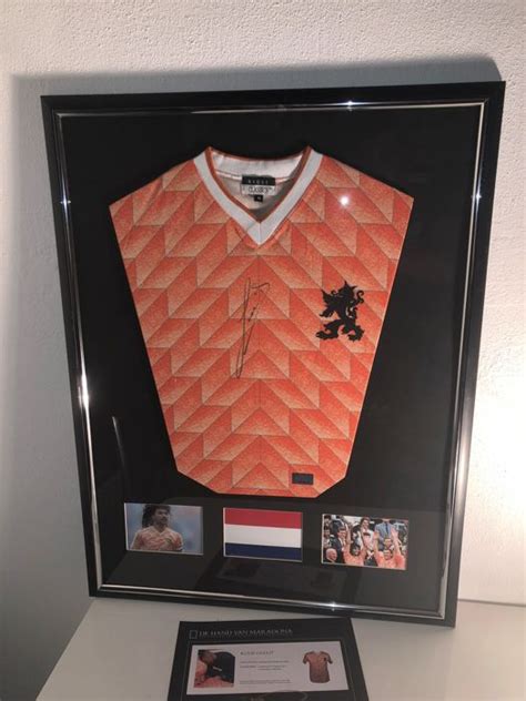 Door de herkenbare print en fraaie leeuw op de borst zal iedereen het shirt herkennen. Ruud Gullit gesigneerd Nederlands elftal EK'88 shirt in ...