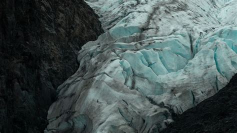 Download Wallpaper 1366x768 Glacier Ice Snow Rocks Frozen Tablet