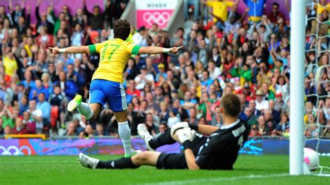 A competição é oficialmente chamada pela federação internacional de futebol de torneio olímpico de futebol. Brasileiros em Londres - 2º dia | Futebol masculino ...