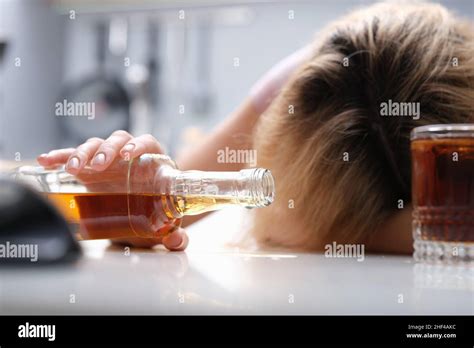 Mujer Borracha Durmiendo En La Mesa Una Botella De Alcohol Fotografía