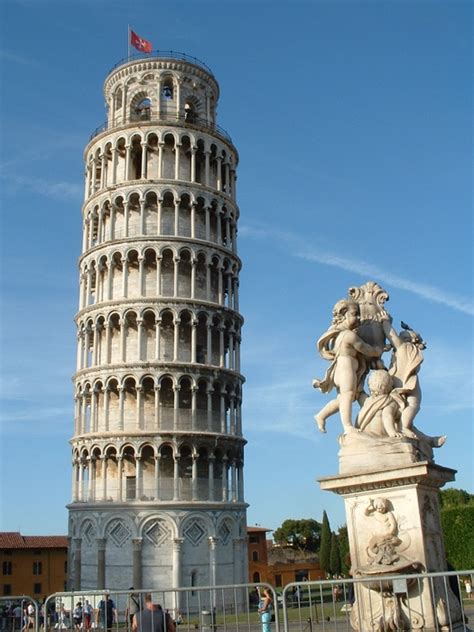 Torre pendente di pisa) هو برج جرس كاتدرائية مدينة بيزا الإيطالية، كان من المفترض أن يكون البرج عموديا ولكنه بدأ بالميلان بعد البدء ببنائه في أغسطس 1173م بمُدّةٍ وجيزة. برج بيزا المائل