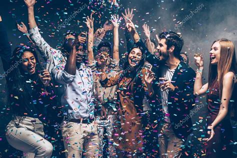 Mensen Dansen Op Feestje Met Confetti — Stockfoto © Gstockstudio 127145870