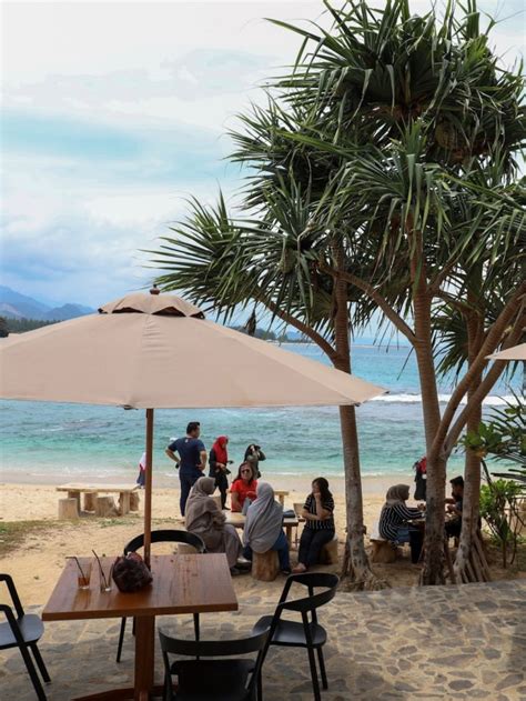 Namun jika kita berdiri di pantai lampuuk maka. Kisah Warga di Kawasan Pantai Momong, Aceh, Saat Musim ...