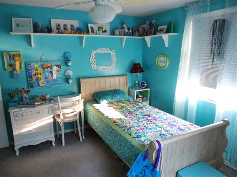 Choose colors for your artwork that match your comforter and decorative pillows. Geeky Crafty: Tween Teal Room Remodel