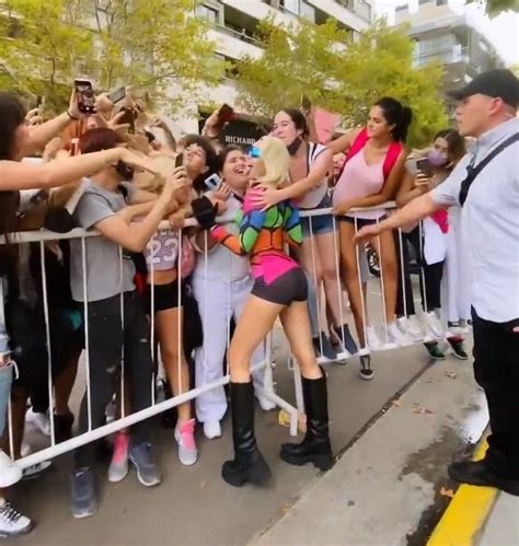 on twitter lo amorosa que es miley cyrus con los fans en argentina se acerca s todos y posa