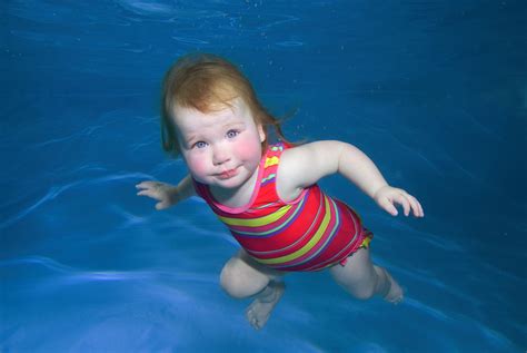 Baby Goes Underwater In Bath Baby Bath Tub Hk