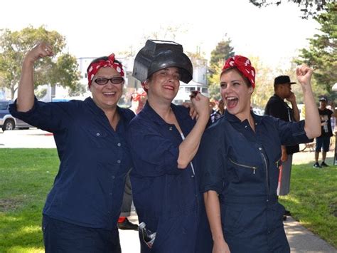 We Can Do It Hundreds Dress Up As Wwii Icon Rosie The Riveter
