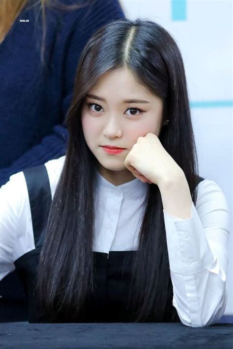 Loona Hyunjin Kpop South Korean Girls Korean Girl Groups Yellow Cat Odd Eyes Olivia Hye