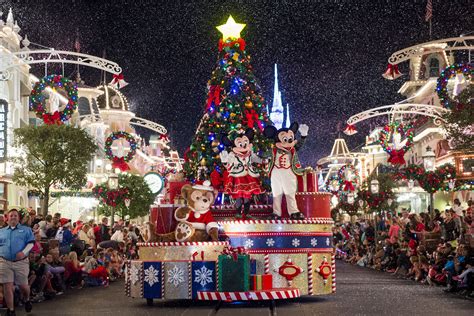 10 Things You Must See This Holiday Season At Walt Disney World 2016