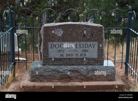 Das Grab Von Wyatt Earp Doc Holliday In Tombstone Und Wilden Westen