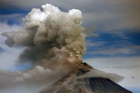 Philippines Check Out Breathtaking Images Of Volcanic Eruption In