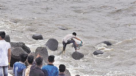 22 Year Old Jumps Into Sea To Save Youth In Mumbai Drowns Mumbai