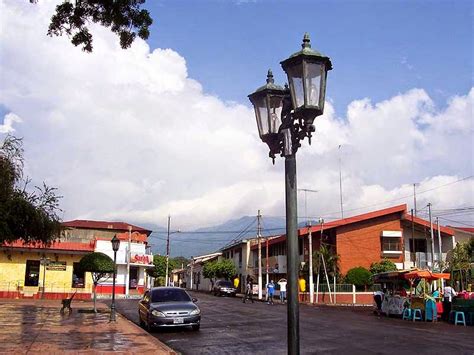 Las cabañas son sencillas pero grandes con camas correctas. ahuachapan el salvador, tierra de ausoles