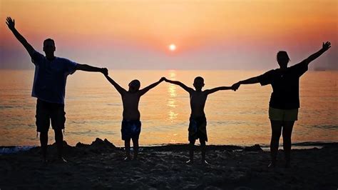 Terdapat 3 jenis kata penguat: 15 Kutipan tentang Kata-Kata Mutiara Keluarga Bahagia | KepoGaul