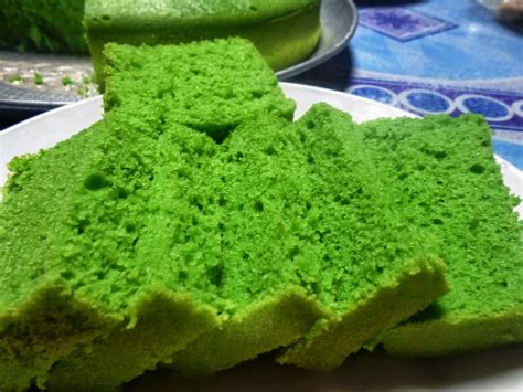Ia biasanya bewarna hijau kerana menggunakan daun pandan sebagai pewarna. Resepi Kek Pandan Kukus | Resepi Kek Best