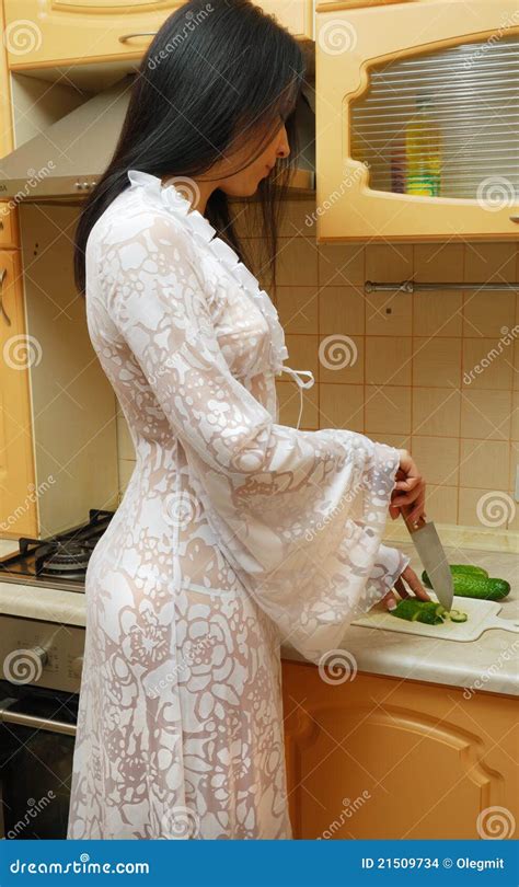 Donna Sexy Che Cucina Nella Cucina Fotografia Stock Immagine Di Seducente Comportamento