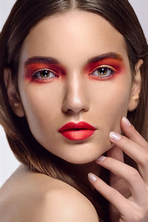 Great Make Up Concept Red Eyeshadow Red Lips Avec