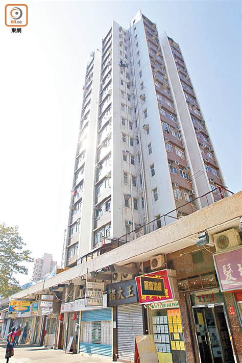 中保集團大廈（china insurance group building，城巴新巴地點代號為gis）巴士站，即中環（機利文街）巴士總站（central (gilman street) bus terminus），位於中環機利文街中保集團大廈外，屬南行單向車站，現時是720特別班次及720p線. 贏在買樓前：屯門多寶3球上到車 - 東方日報