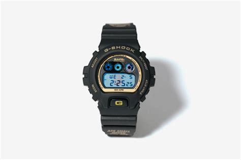 A red camouflage pattern that includes the ape head covers the face with a bathing ape… A Bathing Ape x Casio G-Shock DW-6900 猿人的黑金手錶 - KEEDAN.COM