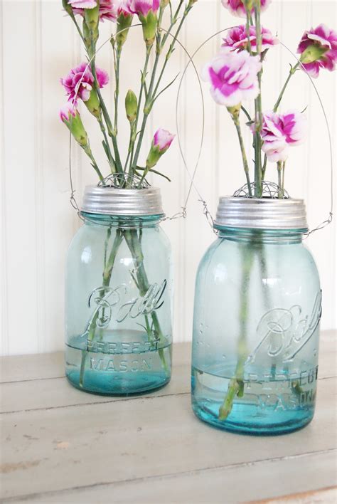 I love how there are so many great things to do with glass jars. The Junk Revival: Jars of Glass