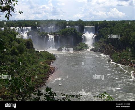 Chutes De Iguaçu Entre Largentine Et Le Brésil Stock Photo Alamy