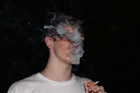 Barrett Poses Para Fotos Hombre Fotografía De Humo Hombres Fumando