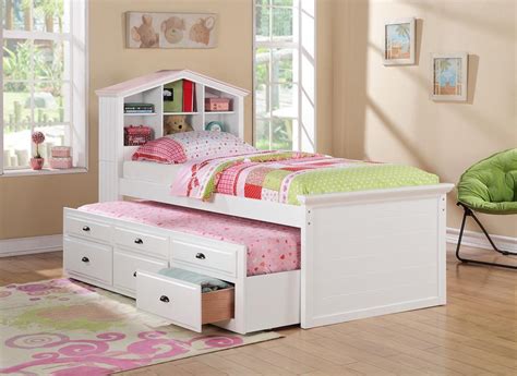 Free plans to build an easy daybed with storage trundle drawers! Twin Size Bed With Trundle Drawers and House Headboard # ...