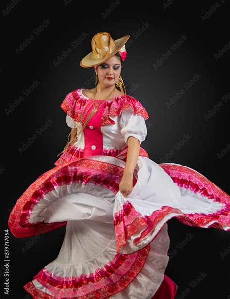 Mujer Mexicana Con Traje Folklorico Tradicional De Colima Vestido Blanco Con Adornos En Color