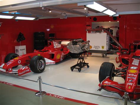 Provided to youtube by entertainment one distribution usstanding on ferraris (feat. Galleria Ferrarri - Stand avec F1 de 2004 | Voyages en Italie