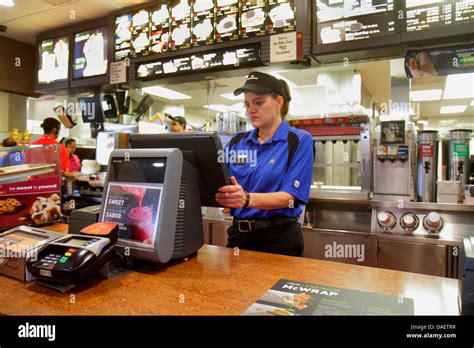 Mcdonald Inside Cashier / Weblib inaugure le premier McDonald's dédié à