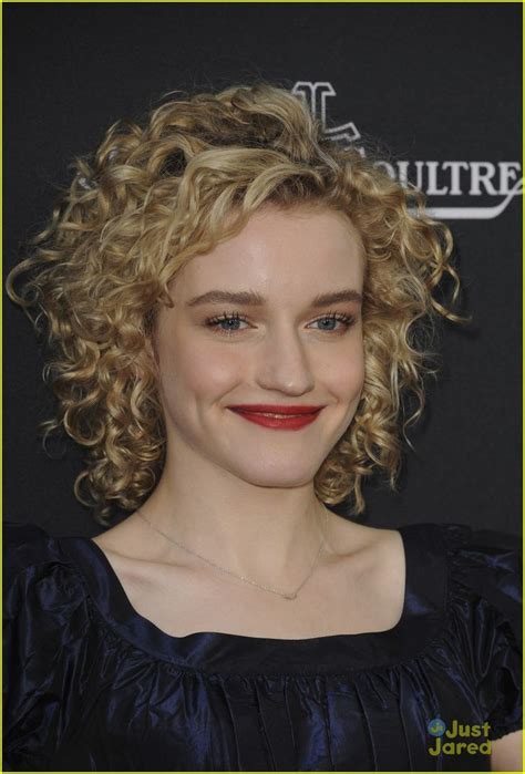 Pin By Brenda Divincenzo On Hair Longer Julia Garner Julia Long