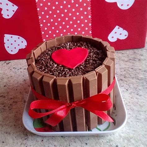 Veja mais ideias sobre presentes, presentes criativos, ideias de presente. Hoje teve mini bolo de kitkat para o dia dos namorados! ️ ...