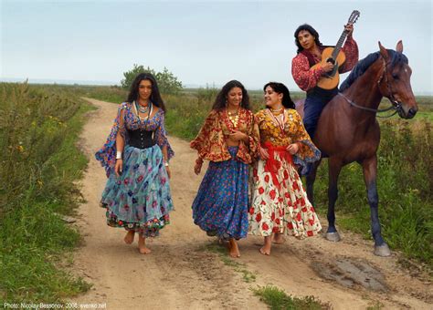 Svenko Russian Band In Traditional Gypsy Dress Hippie Stil Mode Hippie