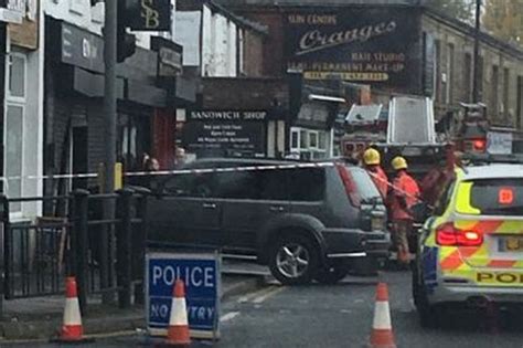 Car Crashes Into Front Of Shop In Oldham Manchester Evening News