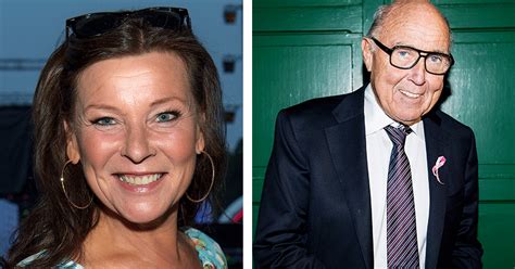 Här gör lotta entré i programmet med låten världens bästa servitris samtidigt som hon bjuder publiken på. Lotta Engbergs succé med Bingolotto - efter att Oldsberg ...