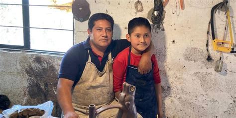 Padre E Hijo Mexicanos Mantienen Vivas Las Tradiciones Prehispánicas A