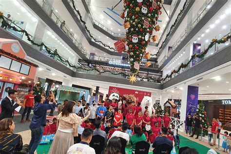 Holiday plaza shud be expanded and renovated into another major mall in jb. Malaysia's Biggest Upside-Down Christmas Tree Lifts ...