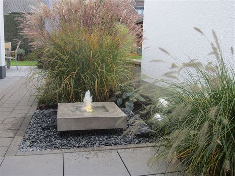 Du bist im besitz eines wunderschönen gartens mit prachtvollen stauden und sommerblumen? Genialer Gartenbrunnen in moderner Betonoptik - Slink ...
