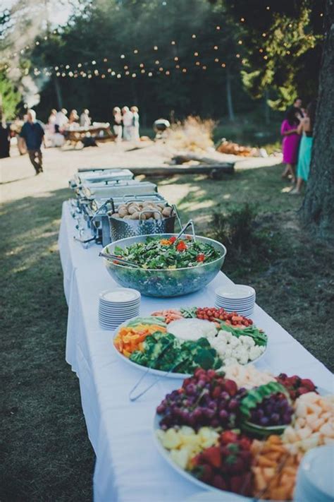 C Mo Organizar Un Banquete Tipo C Ctel Wedding Food Table Backyard Bbq Wedding Backyard