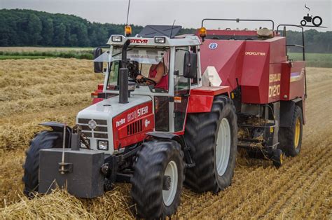 The steyr 8130 turbo tractor was built in austria by steyr. Foto Steyr 8130 Turbo van Http://www.jtnfotografie.nl