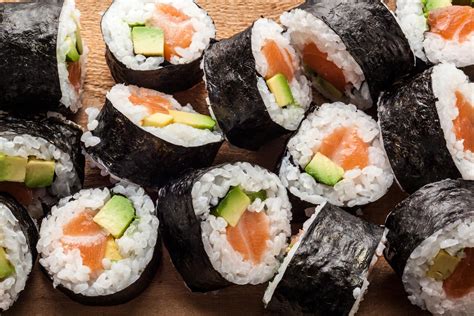 Salmon Avocado Maki Recipe Sushi Roll Recipes Homemade Sushi Sushi