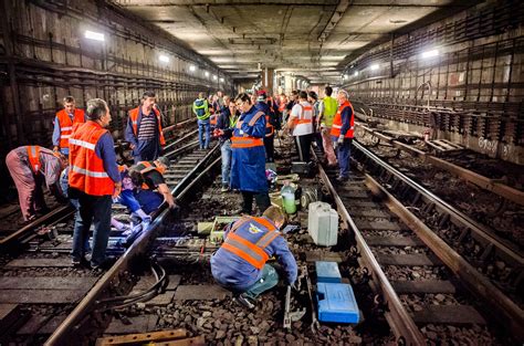 Compania metrorex administreaza reteaua si este printre cele mai folosite sisteme de transport in. Lucrari la un macaz, in tunel langa Piata Unirii - Metrou ...