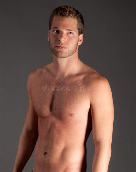 Reizvoller Mit Nacktem Oberkörper Mann Stockbild Bild von muskulös jung