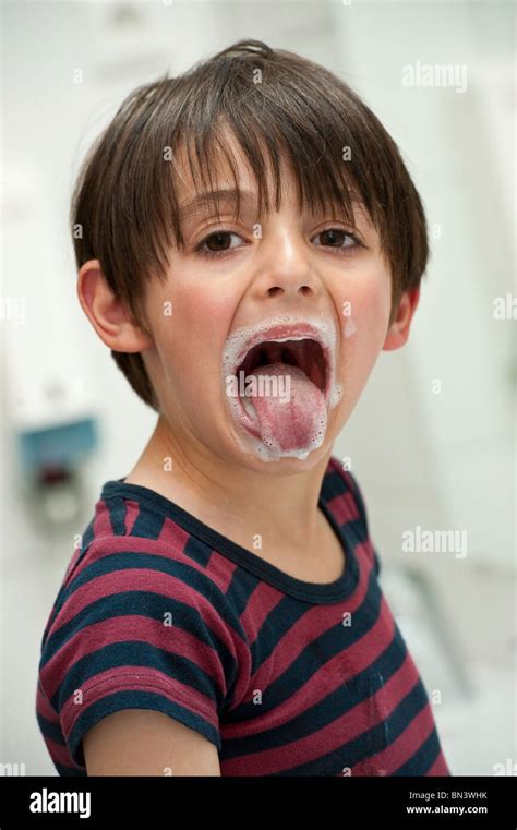 Kleiner Junge Seine Zunge Porträt Stockfotografie Alamy