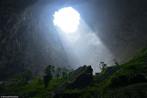 Hidden Paradise Found In 950ft Cave In Hubei In China Daily Mail Online