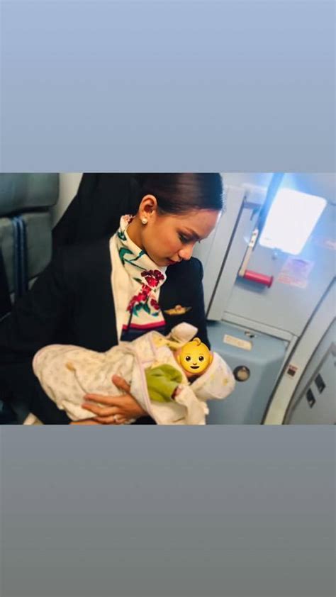飛行機の中で空腹の赤ちゃん号泣。CAがとっさに自分で授乳する | ガールズちゃんねる - Girls Channel