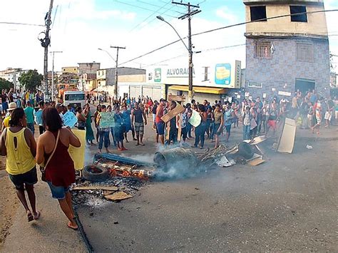 G1 Moradores Fecham Rua Em Protesto Em Nova Sussuarana Salvador Notícias Em Bahia