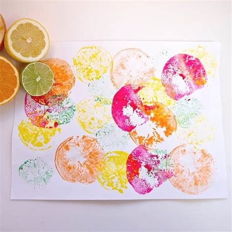 Put Your Fruit To Work With Fruit Print Crafts Arte Pré Escolar