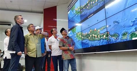 Untuk memberikan layanan prima, call center customer service memberikan layanan 24 jam nonstop untuk anda. Jaringan Indosat Ooredoo siap hadapi trafik Lebaran 2017